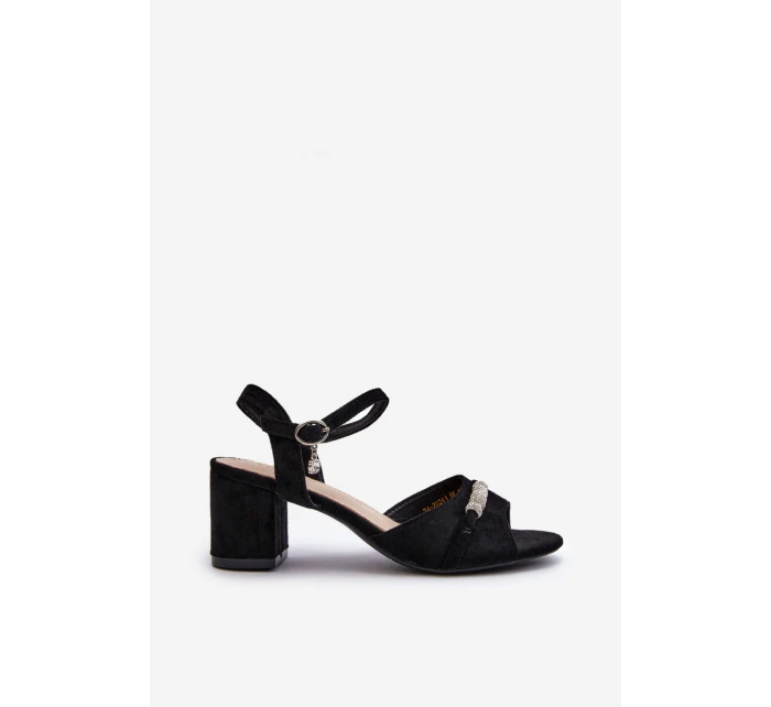Dámské sandály z semiše na podpatku s ozdobami černé model 21658149 - VINCEZA Dámské sandály z semiše na podpatku s ozdobami černé model 21658149 - VINCEZA