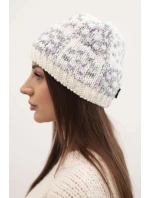 Dámska zimná čiapka s farebným vláknom a hrubou pletenou nášivkou K355 biela+tmavosivá+fialová