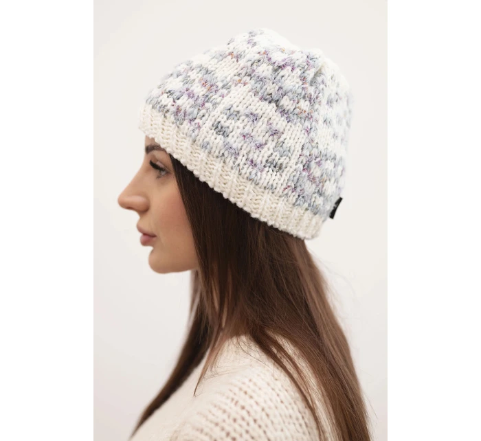 Dámska zimná čiapka s farebným vláknom a hrubou pletenou nášivkou K355 biela+tmavosivá+fialová