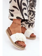 Dámske papuče na platforme s ozdobnými kvetmi - biele