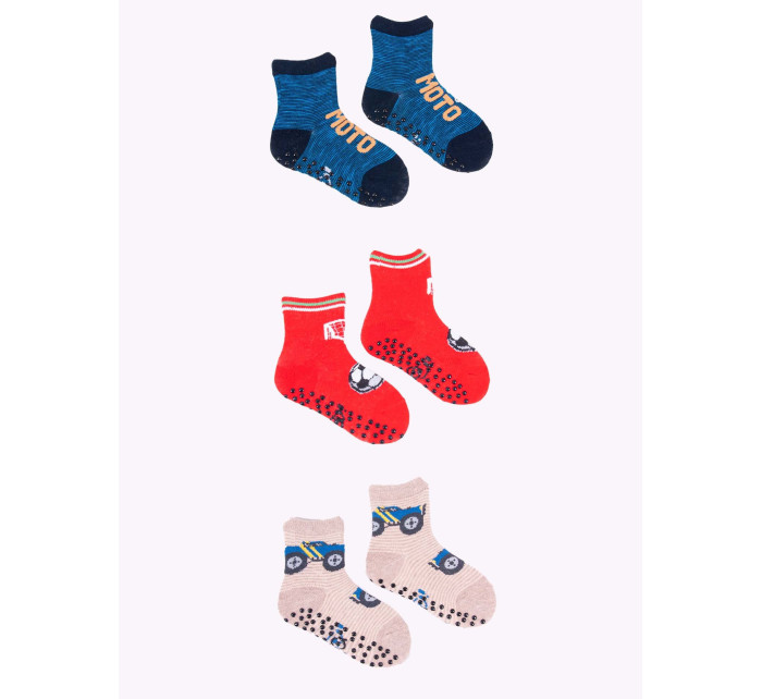 Yoclub Chlapčenské bavlnené ponožky proti pošmyknutiu s ABS vzorom Farby 3-pack SKA-0109C-AA3A-003 Viacfarebné