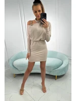 Šaty s ozdobou na ramene béžovej farby