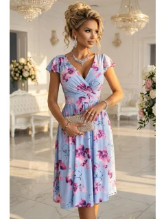 MATILDE midi šaty s obálkovým výstřihem a krátkými rukávy modré s růžovými květy model 22014770 - numoco