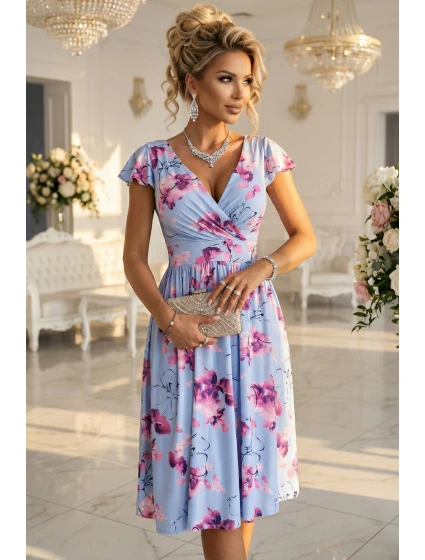 425-14 MATILDE Blinkered midi šaty s obálkovým výstrihom a krátkymi rukávmi - modré s ružovými kvetmi 425-14 MATILDE Blinkered midi šaty s obálkovým výstrihom a krátkymi rukávmi - modré s ružovými kvetmi