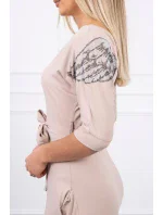 Šaty s krídlami na ramenách béžovej