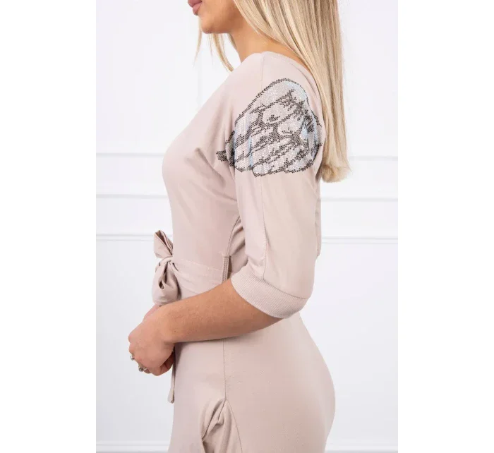 Šaty s krídlami na ramenách béžovej