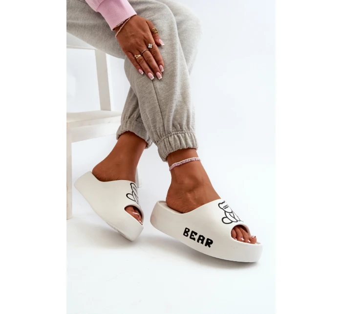 Piankowe Klapki Damskie Na Masywnej Podeszwie Z Misiem Białe Lamira