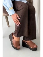 Dámské nazouváky na platformě s přezkami Camel Mareline Dámské nazouváky na platformě s přezkami Camel Mareline