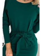 Dámske šaty vo fľaškovo zelenej farbe s dlhými rukávmi a zaväzovaním v páse 394-1