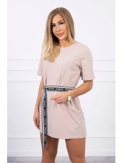 Šaty s ozdobným pásikom béžovej