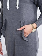 Šaty s ozdobnými volánikmi a kapucňou v grafitovej farbe