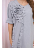 Šaty s ozdobným kvetom šedej farby