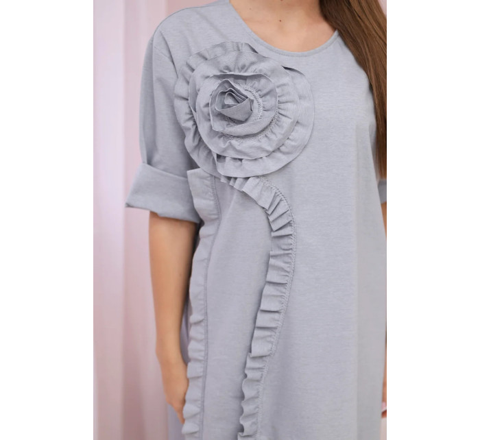 Šaty s ozdobným kvetom šedej farby