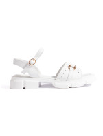 Moderné dámske sandále bielej farby na plochom podpätku