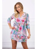 Kvetinové šaty s viazaním v páse vo fialovej farbe Kvetinové šaty s viazaním v páse vo fialovej farbe