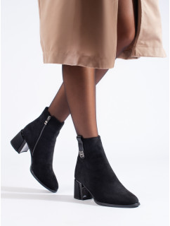 Zaujímavé čierne dámske členkové topánky na širokom podpätku