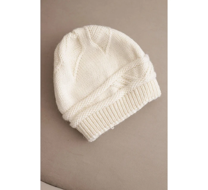 Dámska zimná čiapka z vlny a s pleteným vzorom K428 light beige Dámska zimná čiapka z vlny a s pleteným vzorom K428 light beige
