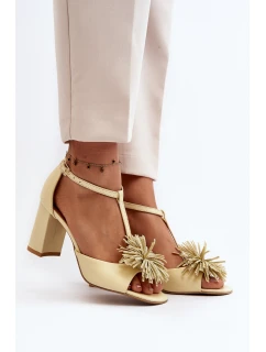 Kožené sandály na podpatku s ozdobou model 21647418 béžové - Laura Messi