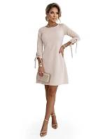 ALICE Trapézové mini šaty s mašlí a rukávy béžové model 22103557 - numoco