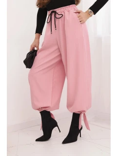 Dámske nohavice so širokými nohavicami a viazaním v spodnej časti svetloružovej farby