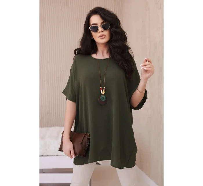 Blúzka nadrozmernej veľkosti s khaki príveskom