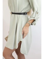 Šaty s dlhším chrbtom a pásom tmavej mentolovej farby