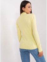 Svetložltý dámsky sveter s rolákom