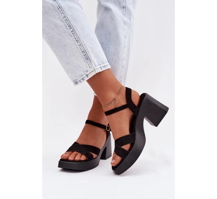 Sandále na podpätku model 225108 Vykročte štýlovo