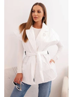 Dámska prešívaná vesta s opaskom a širokým golierom biela