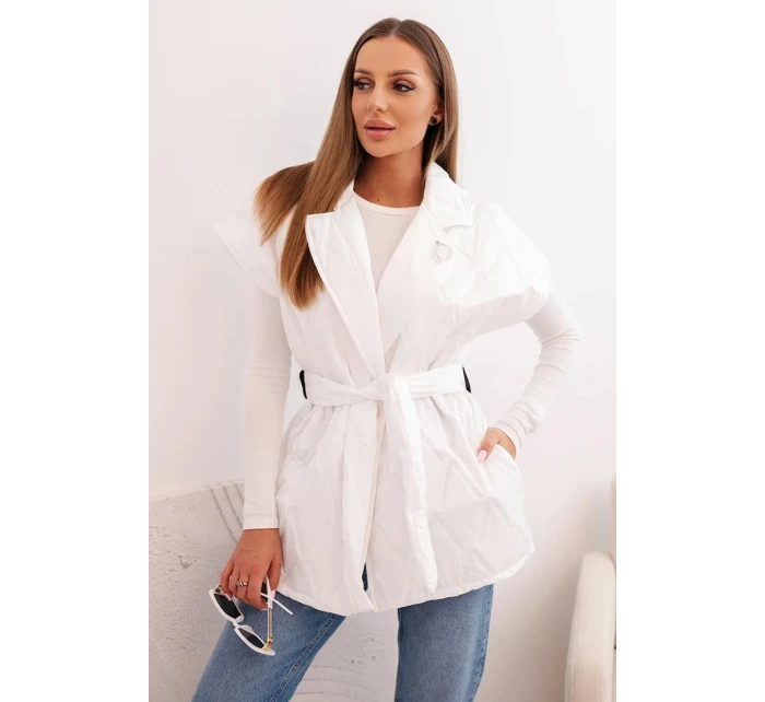 Dámska prešívaná vesta s opaskom a širokým golierom biela