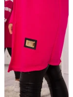 Fuchsiový plášť s nápismi