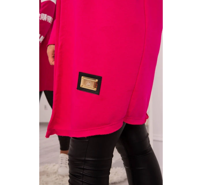 Fuchsiový plášť s nápismi