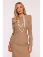 model 21319027 Tužkové šaty s ozdobnými rameny béžové - STYLOVE