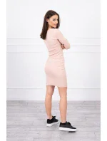Přiléhavé šaty s výstřihem pudrově béžové