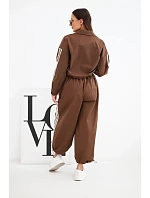 Dámský bavlněný komplet s oversized kalhotami a model 22294728 lampasy hnědý - K-Fashion Dámský bavlněný komplet s oversized kalhotami a model 22294728 lampasy hnědý - K-Fashion