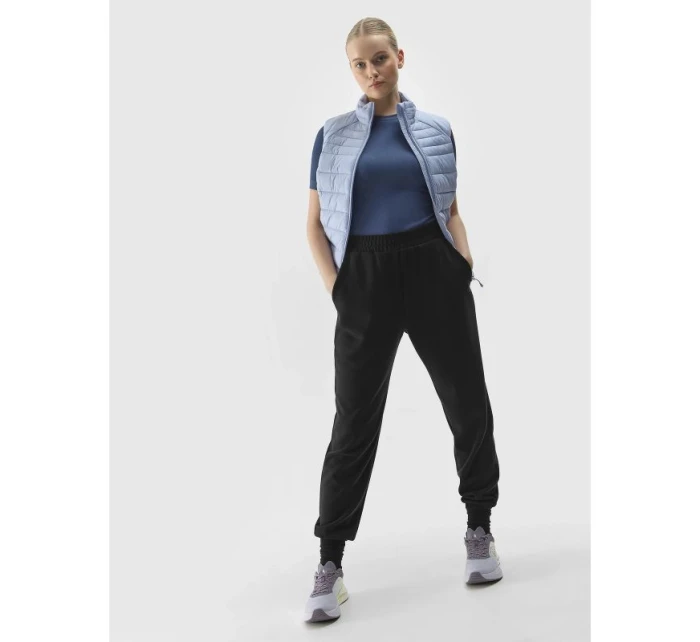 Dámska prešívaná vesta s recyklovanou výplňou 4F Dámska prešívaná vesta s recyklovanou výplňou 4F