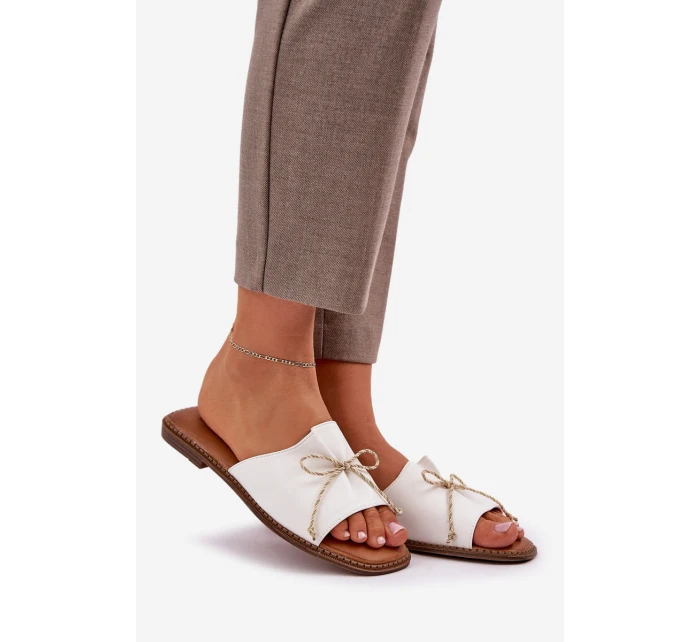 Klapki Na Płaskiej Podeszwie Z Ozdobną Kokardką Białe Deonelis