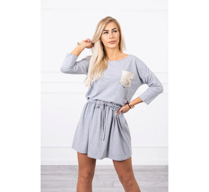 Šaty s flitrovým vreckom šedé Šaty s flitrovým vreckom šedé