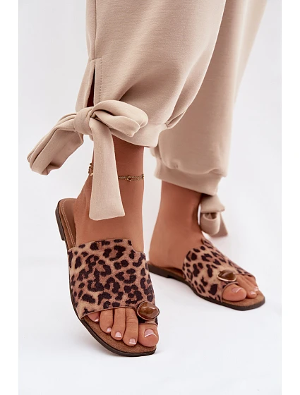Dámské ploché pantofle s ozdobným detailem z eko semiše s leopardím vzorem model 21951502 - Boto
