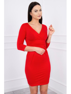 Priliehavé šaty s výrezom pod prsiami červenej farby