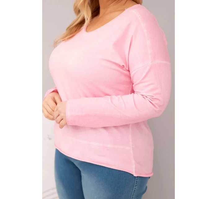 Dámska blúzka v nadmernej veľkosti s véčkovým výstrihom a dlhšou zadnou časťou svetlo ružová Dámska blúzka v nadmernej veľkosti s véčkovým výstrihom a dlhšou zadnou časťou svetlo ružová