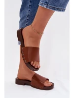 Dámské pantofle s přezkami na nízkém podpatku Camel model 21954688 - Boto Dámské pantofle s přezkami na nízkém podpatku Camel model 21954688 - Boto