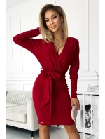 Dámské šaty ve vínové bordó barvě s výstřihem na zádech model 17916570 - numoco Dámské šaty ve vínové bordó barvě s výstřihem na zádech model 17916570 - numoco