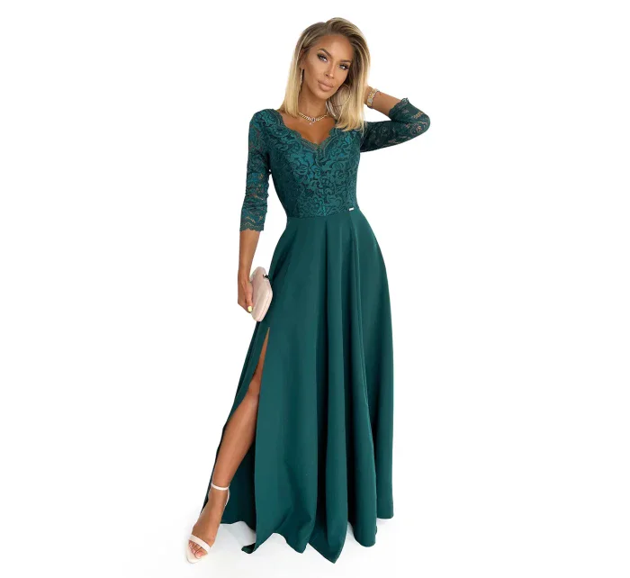 AMBER Elegantní dlouhé dámské krajkové šaty v lahvově zelené barvě s výstřihem model 17691306 - numoco