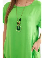 Šaty s vreckami a príveskom zelenej farby