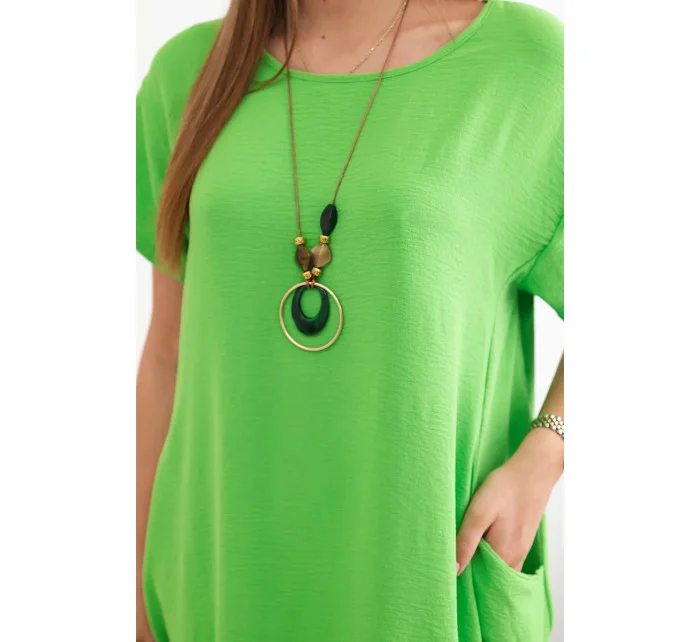 Šaty s vreckami a príveskom zelenej farby