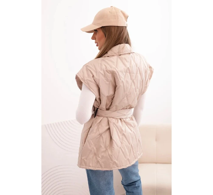 Dámska prešívaná vesta s opaskom a širokým golierom béžová