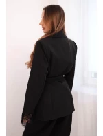 Dámska bunda s opaskom a čipkovanými koncami rukávov čierna