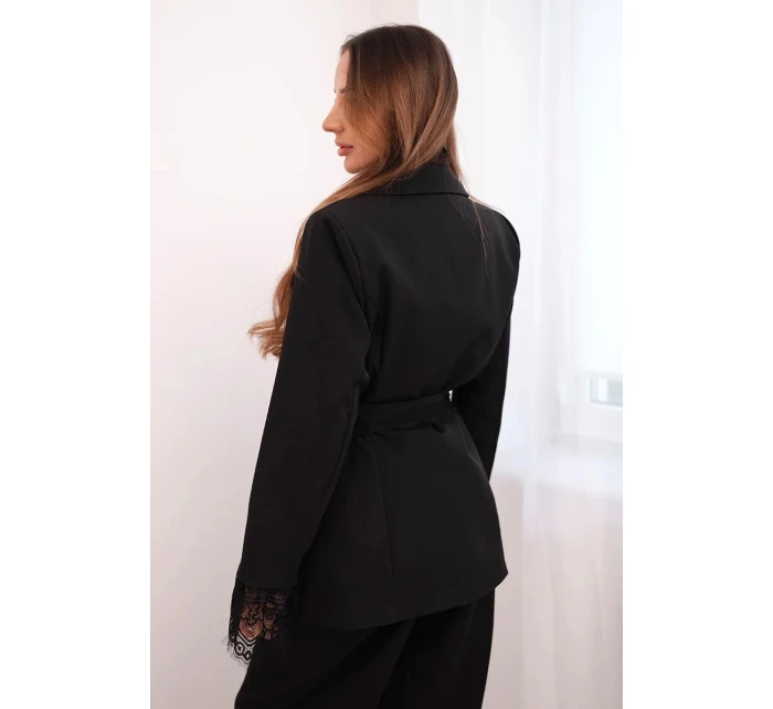 Dámska bunda s opaskom a čipkovanými koncami rukávov čierna