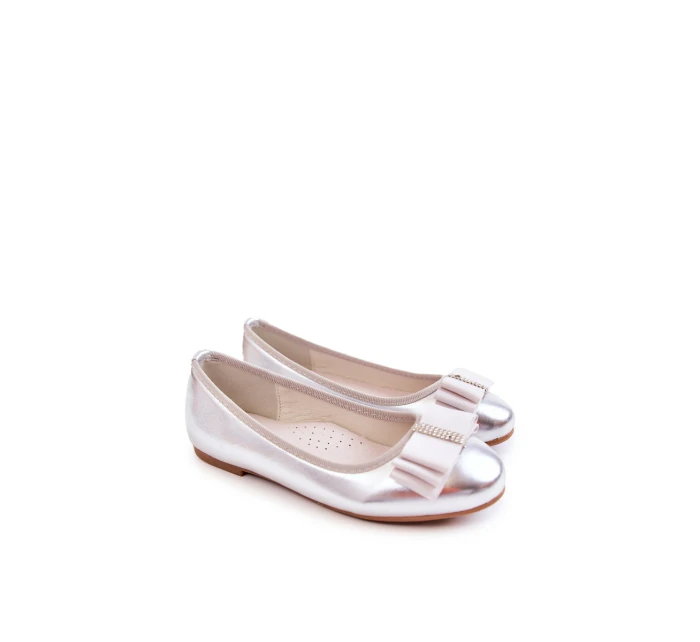 Kožené dětské baleríny s ozdobnou mašlí stříbrne model 21580989 - S.Barski